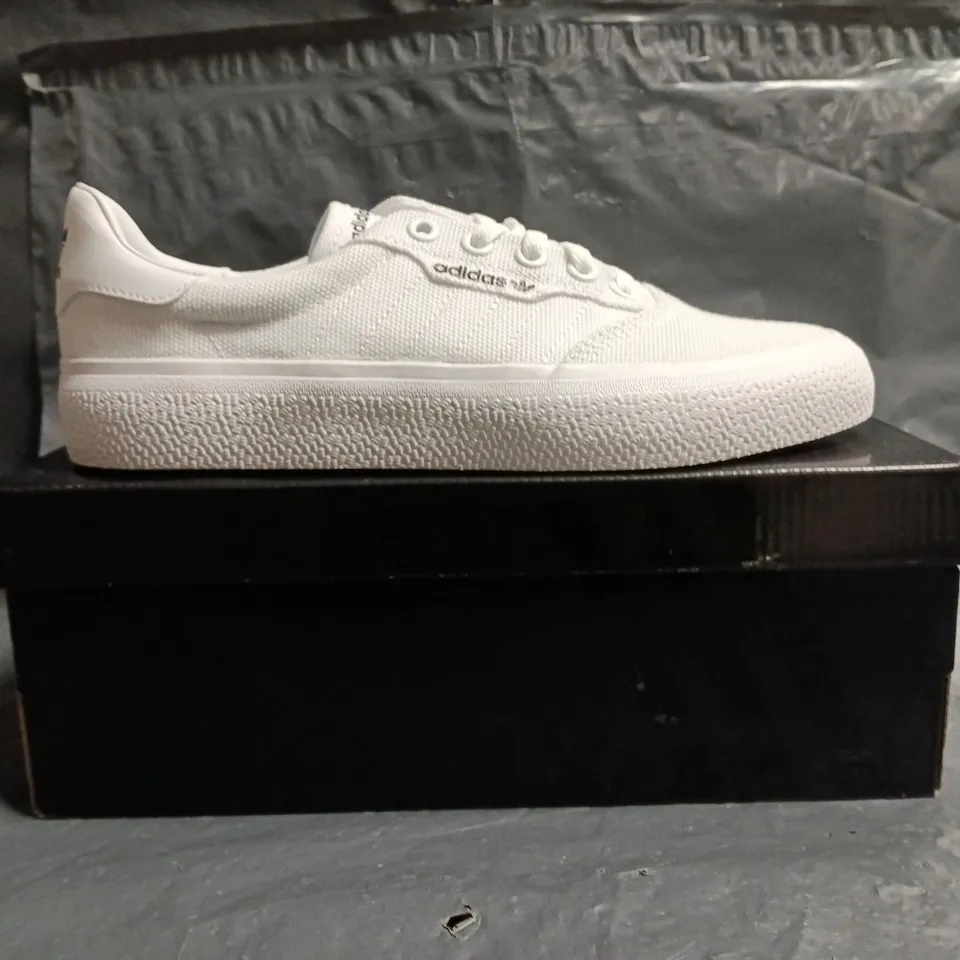 BOXED PAIR OF ADIDAS 3MC TRAINERS IN WHITE SIZE UK 5.5