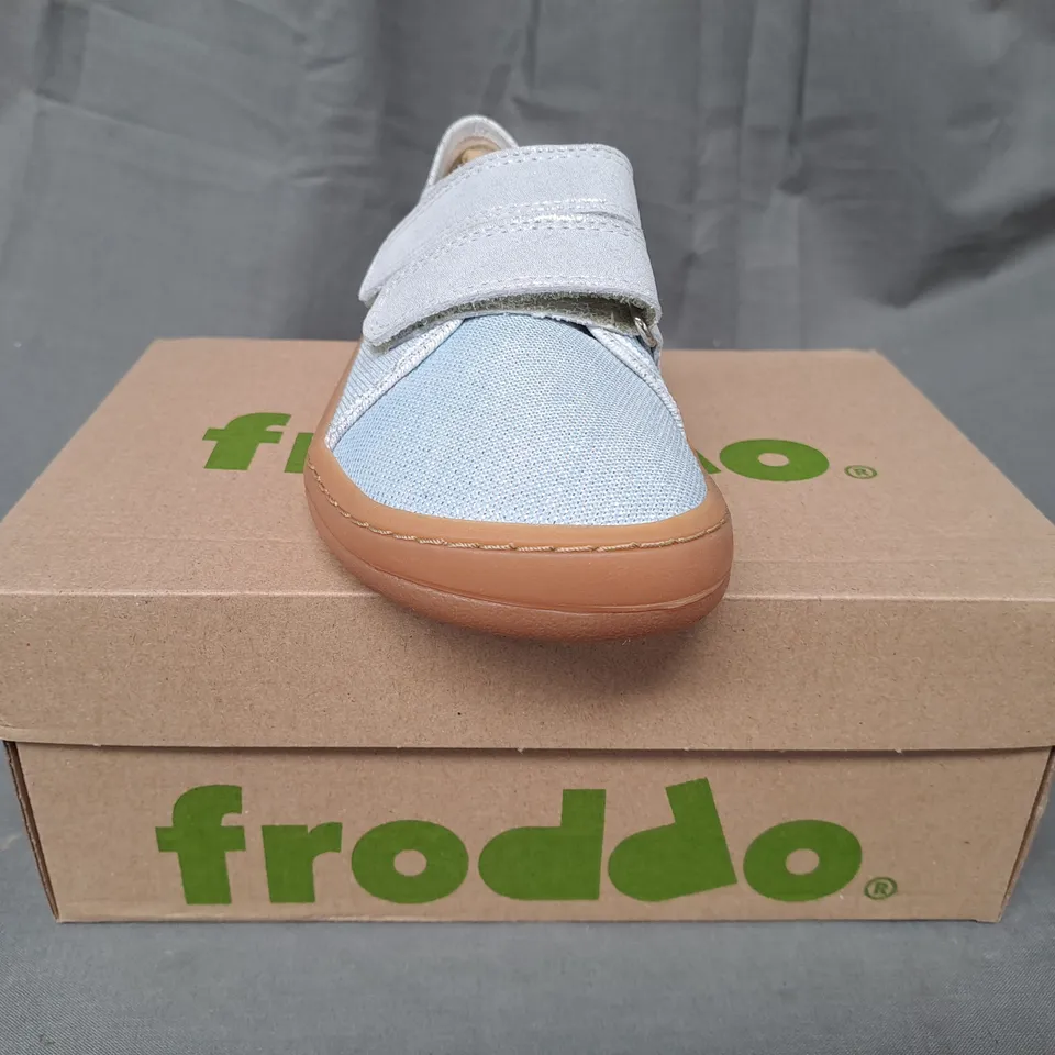 BOXED PAIR OF FRODDO BAREFOOT CANVAS KIDS SHOES IN SILVER EU SIZE 29
