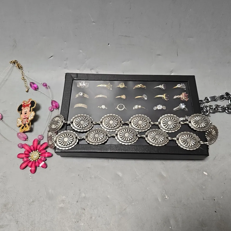APPROXIMATELY 15 ASSORTED JEWELLERY ITEMS TO INCLUDE - NECKLACE , BRACELET , RINGE ETC