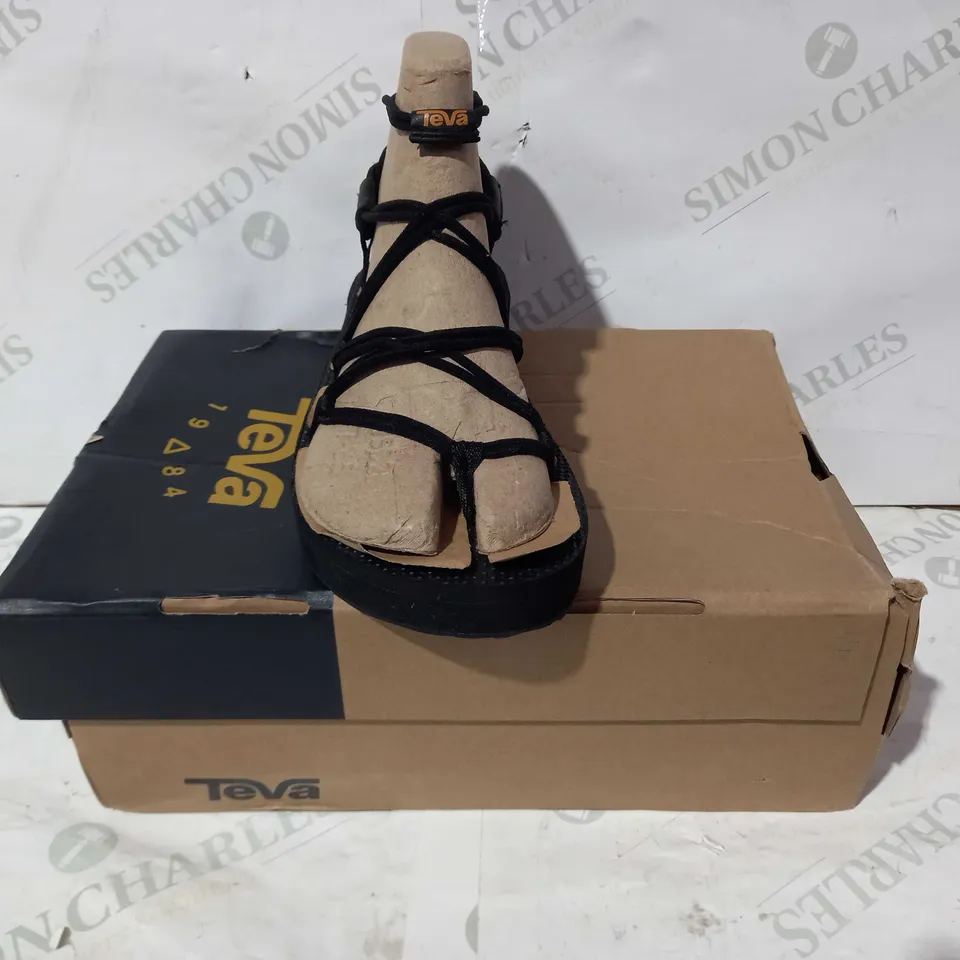 BOXED PAIR OF TEVA MIDFORM INFINITY SANDALS IN BLACK UK SIZE 5