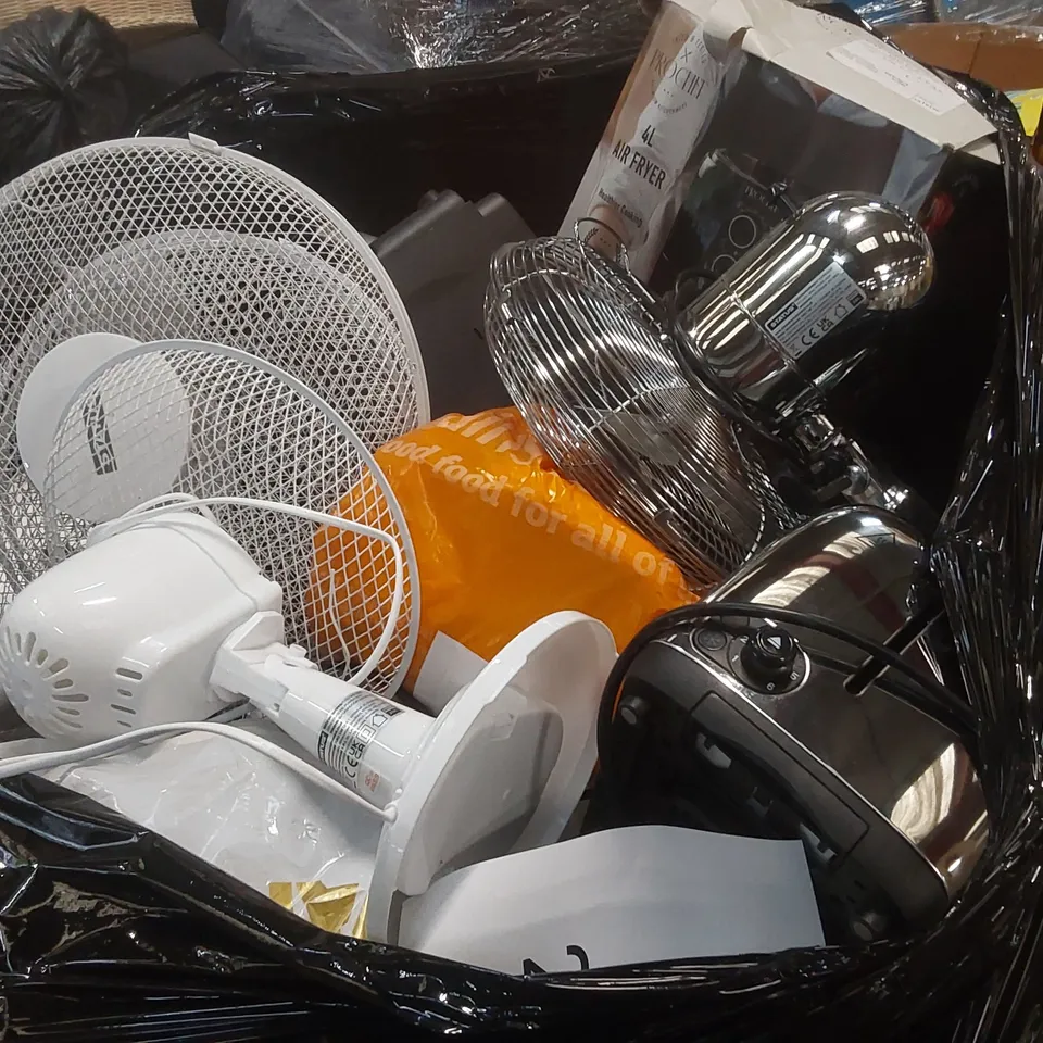 PALLET CONTAINING A VERY LARGE QUANTITY OF ASSORTED ITEMS INCLUDING: AIRFRYERS, FAN, KETTLE, TOASTER ECT