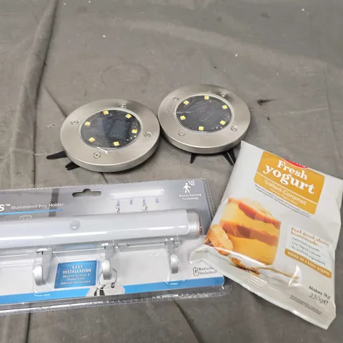 APPROXIMATELY 10 ASSORTED HOMEWARE PRODUCTS TO INCLUDE ILLUMINATED KEY HOLDER, LED SOLAR LIGHTS, YOGURT MIX ETC 