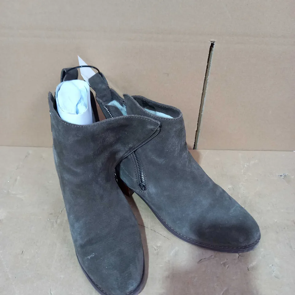 EMU AUSTRALIA WATERPROOF ANKLE BOOTS - SIZE 6