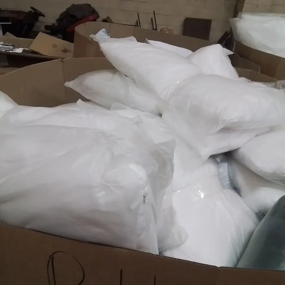 PALLET CONTAINING A LARGE QUANTITY OF PILLOWS 