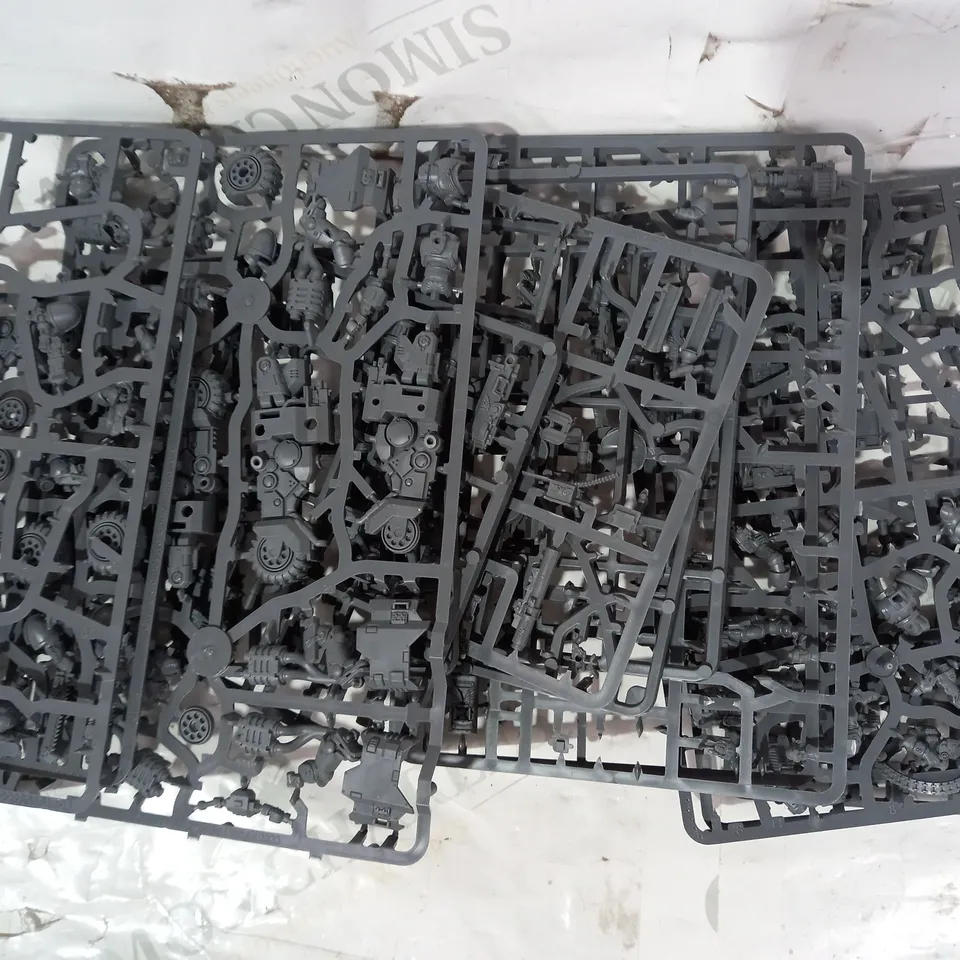 BOX OF ASSORTED WARHAMMER MINIATURES AND PARTS