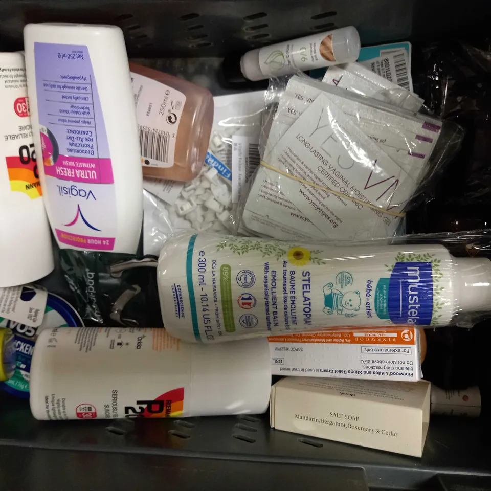LOT OF APPROXIMATELY 20 ASSORTED HEALTH & BEAUTY ITEMS, TO INCLUDE MICELLAR WATER, FACE MASK, CONCEALER, ETC