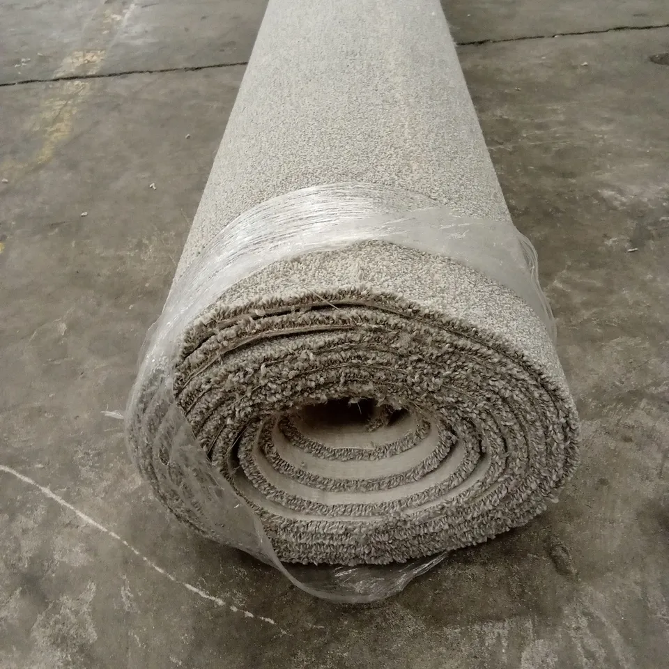 ROLL OF QUALITY FURLONGS CUTS CHIC SIBERIAN FOX CARPET // APPROX SIZE; 2 x 5m