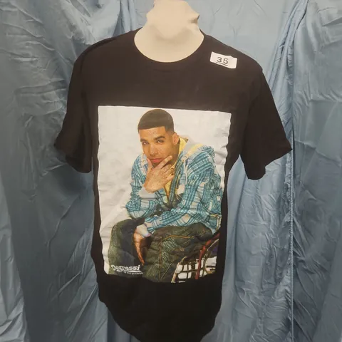 UK M BLACK T‑SHIRT WITH DEGRASSI PRINT – GRAPHIC FRONT IMAGE