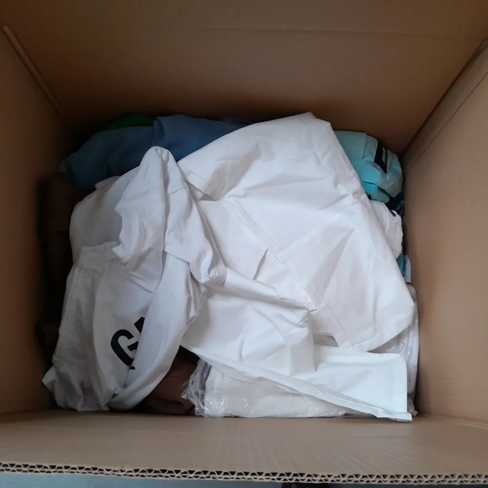 BOX OF APPROXIMATELY 20 ASSORTED CLOTHING AND FASHION ITEMS IN VARIOUS STYLES, SIZES, AND COLOURS - COLLECTION ONLY