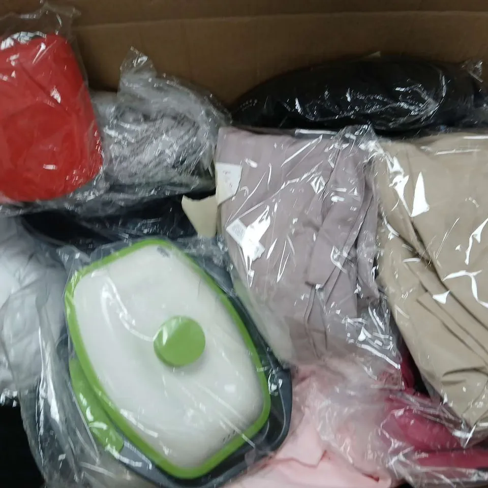 APPROXIMATELY 20 ASSORTED ITEMS TO INCLUDE SOLAR POWER BANK, AIRWICK REED DIFFUSER, ANAMOR SEQUIN SOFT JACKET, ETC - COLLECTION ONLY