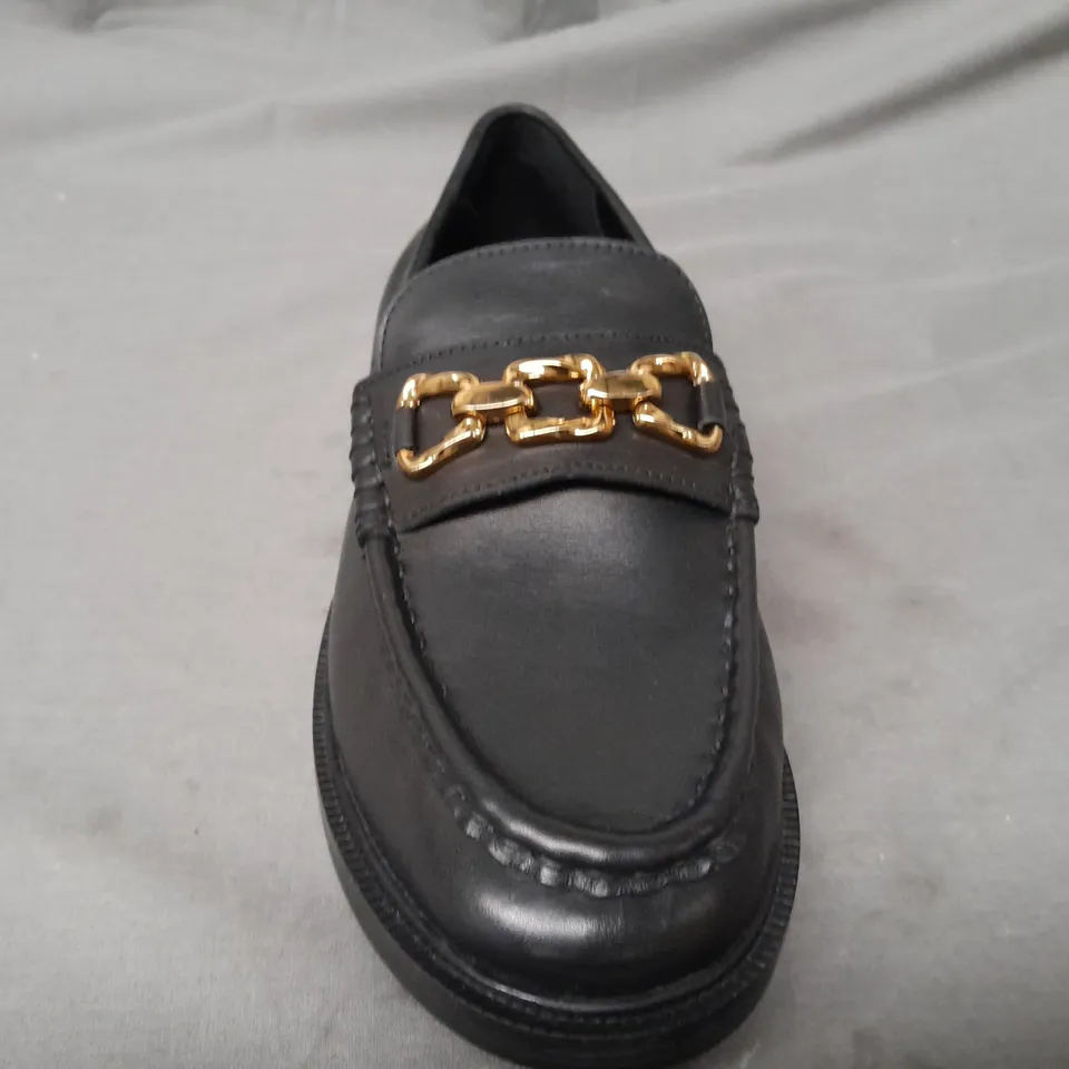 BOXED PAIR OF TOPSHOP LOAFERS IN BLACK W. GOLD EFFECT CHAIN SIZE 6