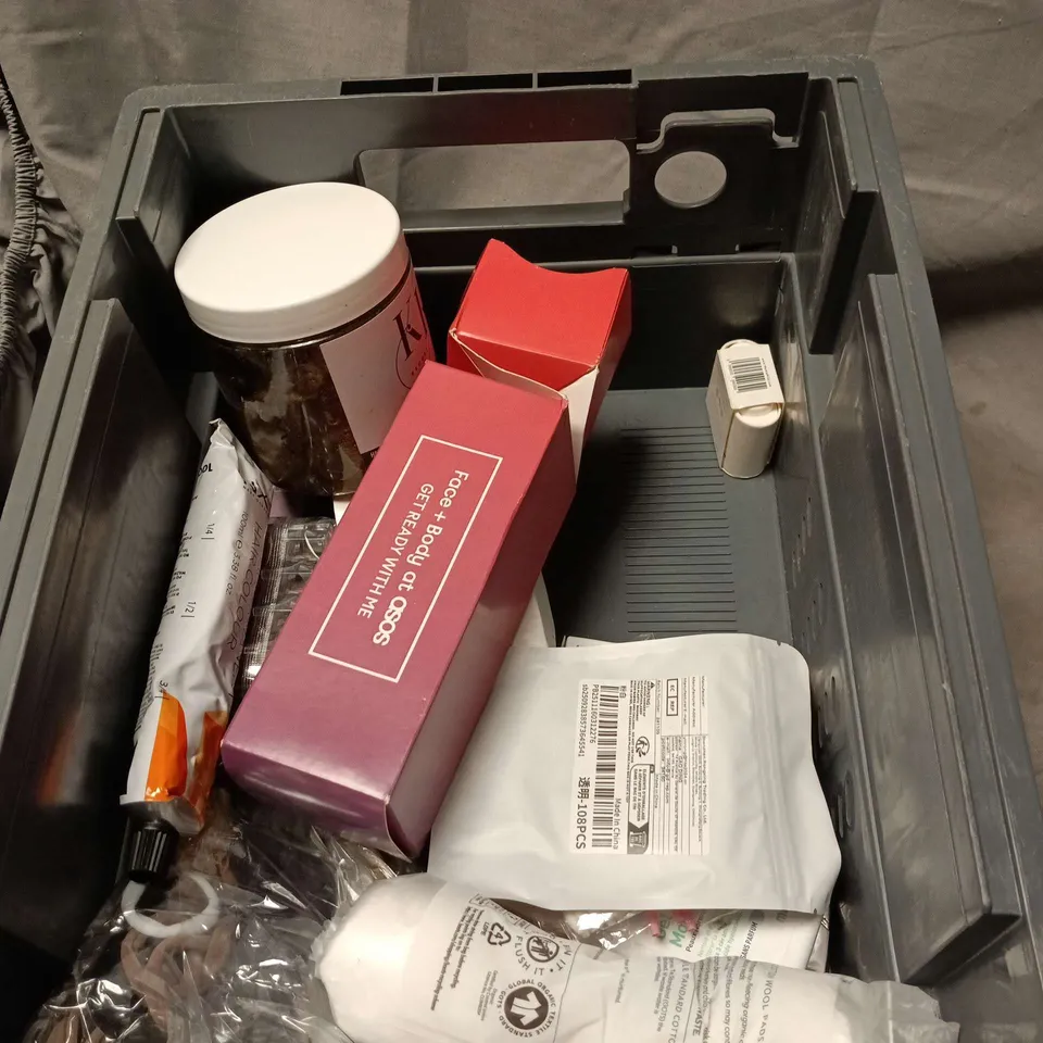 APPROXIMATELY 15 ASSORTED COSMETIC ITEMS TO INCLUDE HEAD AND SHOULDERS, DOVE, BAKING SODA TOOTHPASTE, COMPACT MIRROR, VANILLA SCRUB ETC