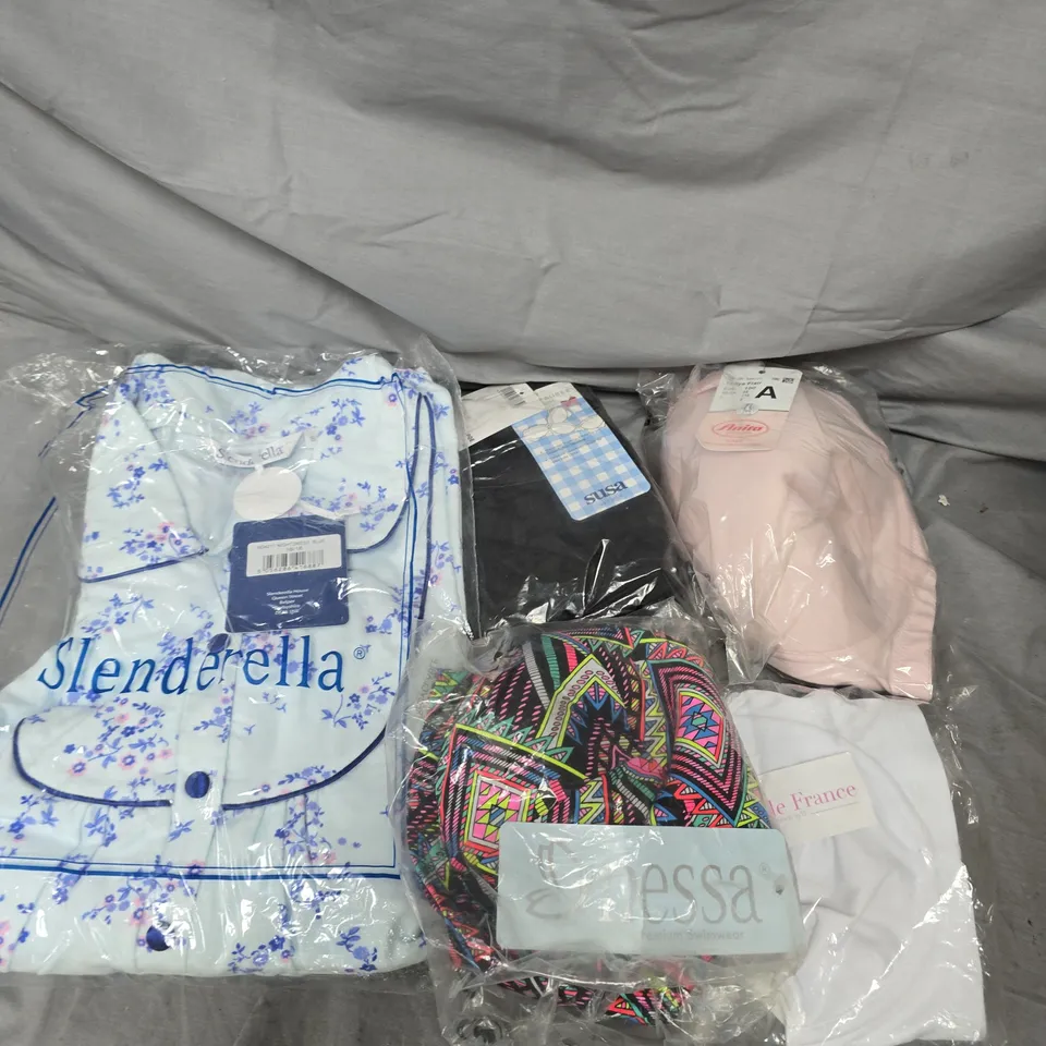 APPROXIMATELY 25 ASSORTED WOMEN'S CLOTHING PRODUCTS IN VARIOUS BRANDS TO INCLUDE SUSA, SLENDERELLA, NESSA, GUY DE FRANCE, ANITA ETC