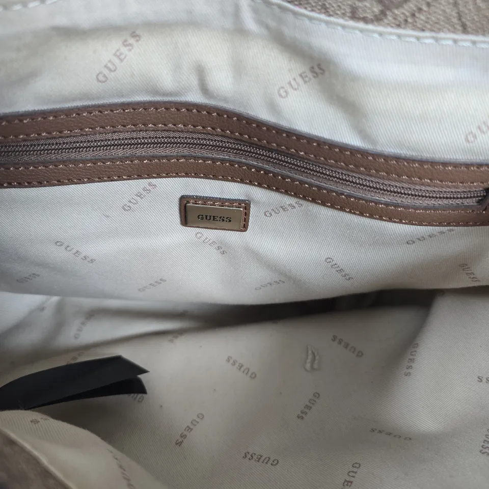 GUESS BAG MONOGRAM BROWN & WHITE STRIPE