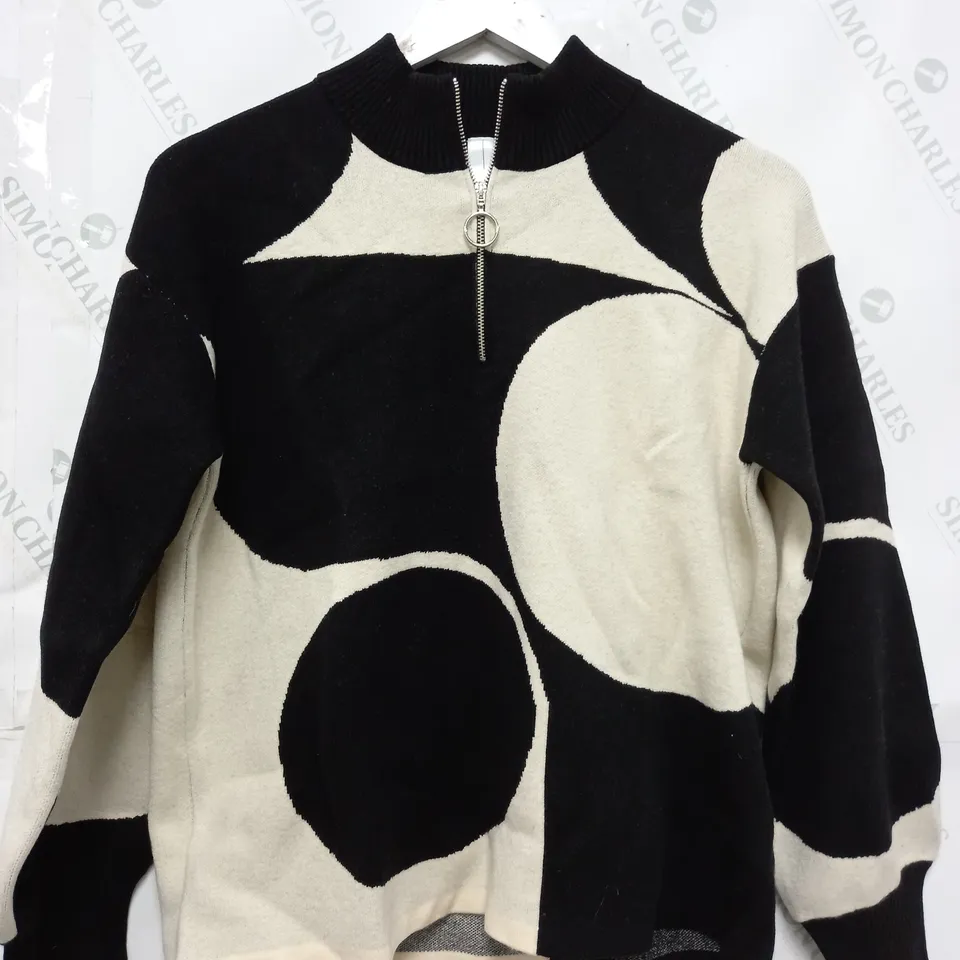 MARLA WYNNE HALF ZIP SWEATER IN BLACK/WHITE - MEDIUM
