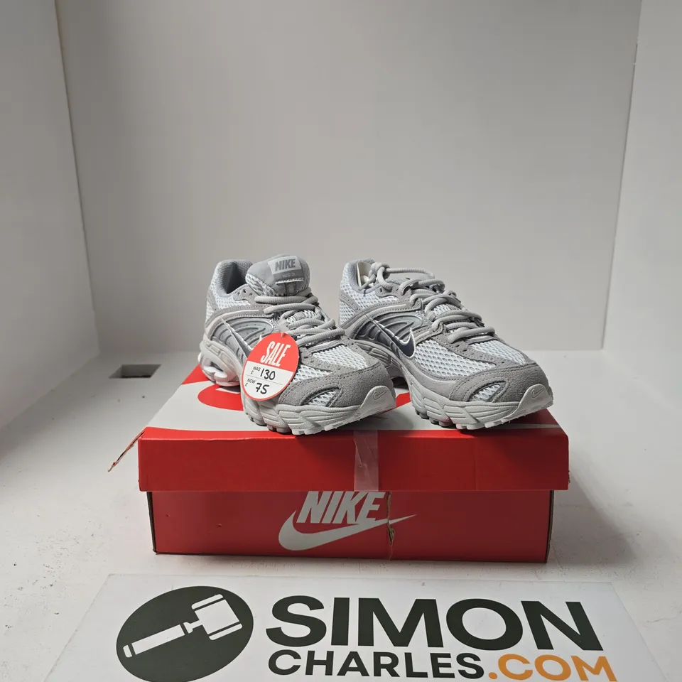 BOXED PAIR OF NIKE AIR MAX MOTO 2 K TRAINERS SIZE UK 4