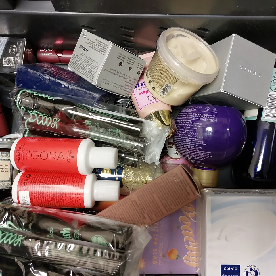 BOX OF APPROX 20 COSMETIC ITEMS TO INCLUDE SCHWARZKOPF IGORA COLOUR10, LOREAL REVITALIFT CREAM, LUMIN MOISTURISING BALM