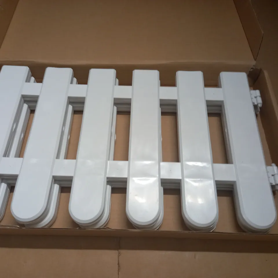 4-PIECE WHITE PLASTIC FENCE PIECES - 200CM IIN TOTAL