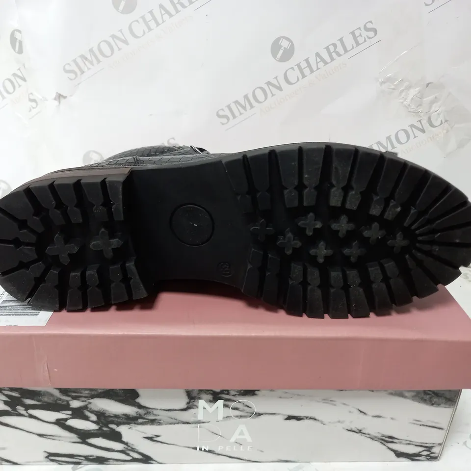 BOXED PAIR OF MODA IN PELLE CHIKKARA LACE UP CHUNKY SOLE HIKING BOOTS BLACK/CROC UK SIZE 7