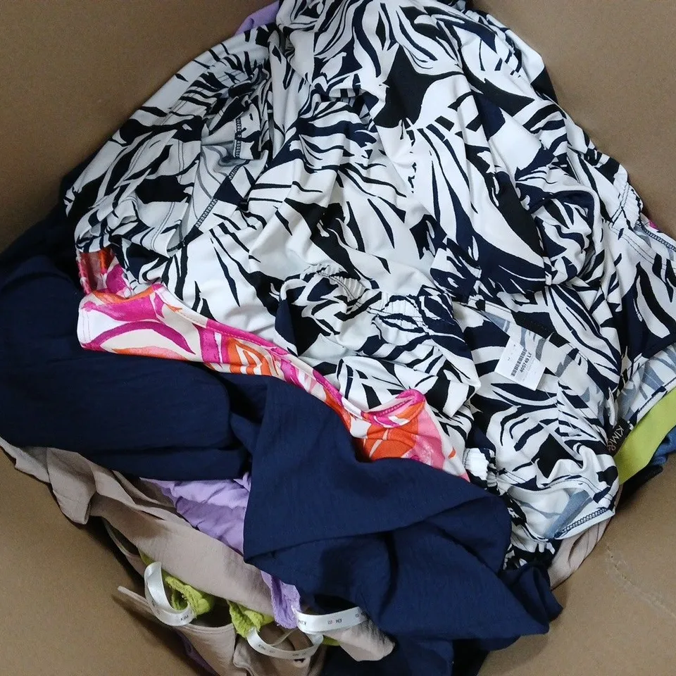 APPROXIMATELY 15 ASSORTED KIM&CO CLOTHING ITEMS TO INCLUDE TOPS, SKIRTS, ETC