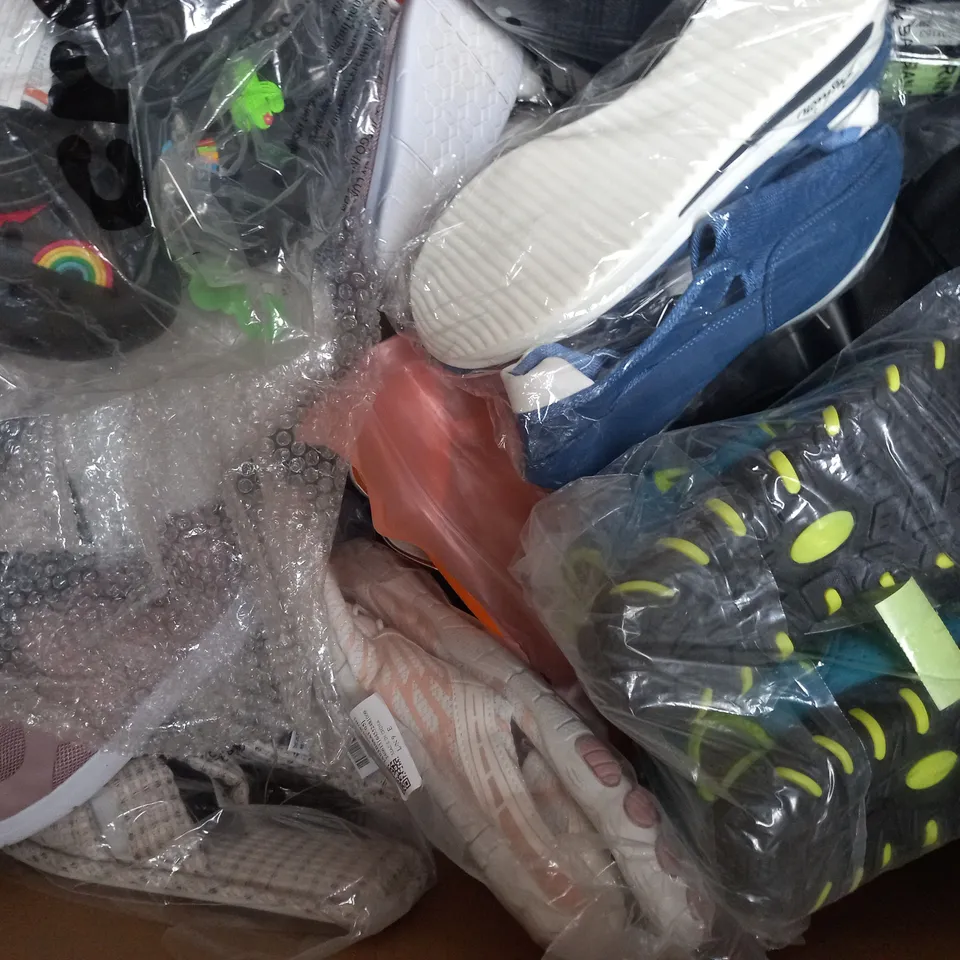 BOX OF APPROXIMATELY 15 ASSORTED PAIRS OF SHOES AND FOOTWEAR ITEMS IN VARIOUS COLOURS, STYLES, AND SIZES - COLLECTION ONLY