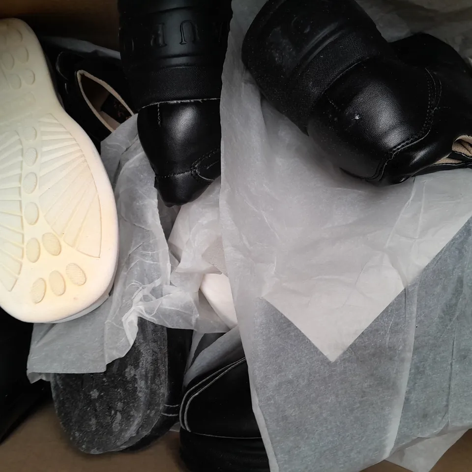 BOX OF APPROXIMATELY 5 ASSORTED PAIRS OF SHOES AND FOOTWEAR ITEMS IN VARIOUS STYLES AND SIZES TO INCLUDE AUROCHS, WILADY, ETC