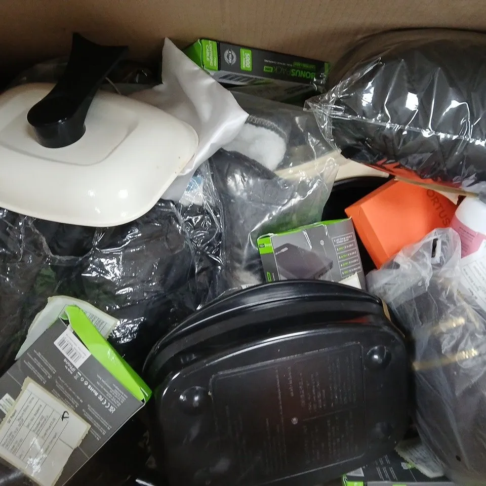 BOX OF APPROXIMATELY 15 ASSORTED HOUSEHOLD ITEMS TO INCLUDE POWERBANK, EARPHONES, ETC