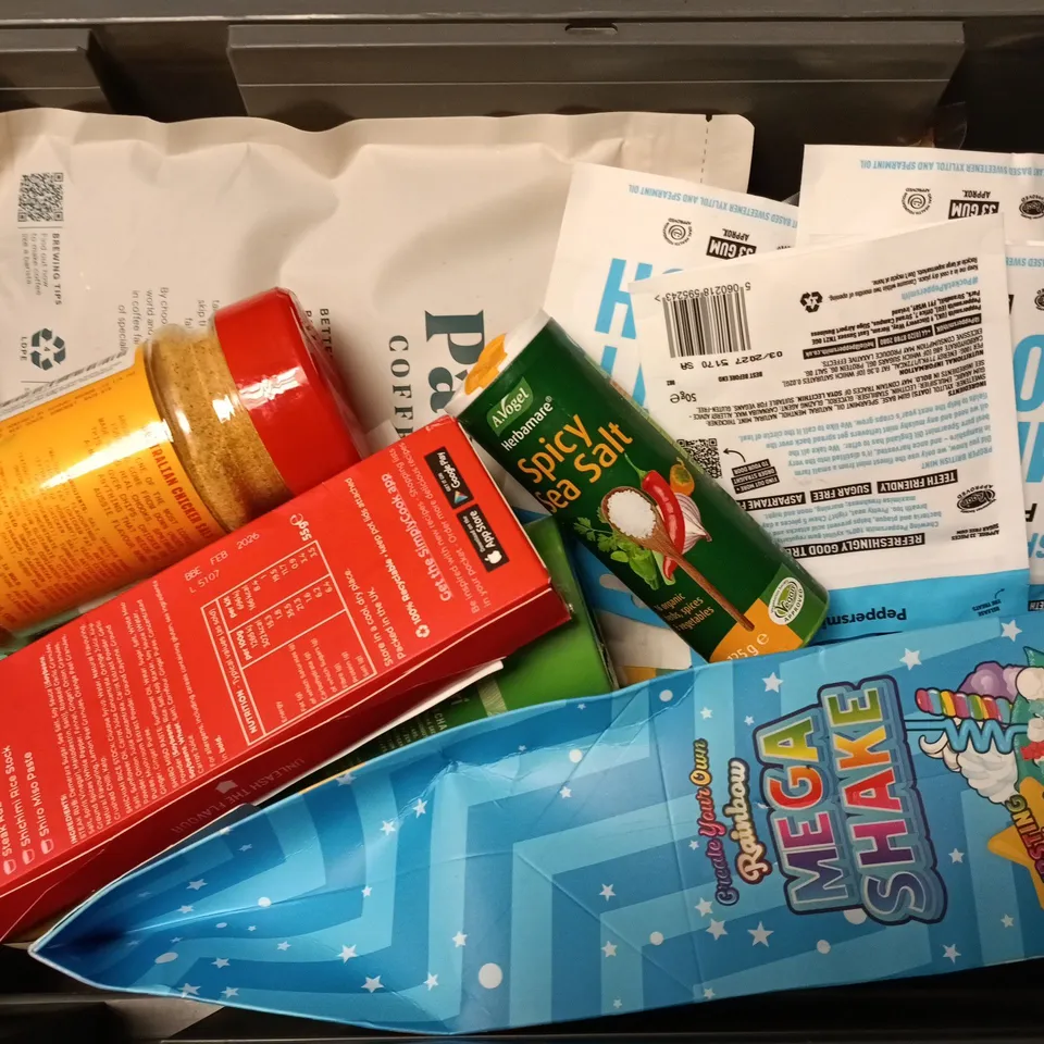 APPROXIMATELY 12 ASSORTED FOOD & DRINK ITEMS TO INCLUDE PACT COFFEE CHAPADA ARARA, RAINBOW MEGA SHAKE, CINNAMON SUGAR, ETC - COLLECTION ONLY