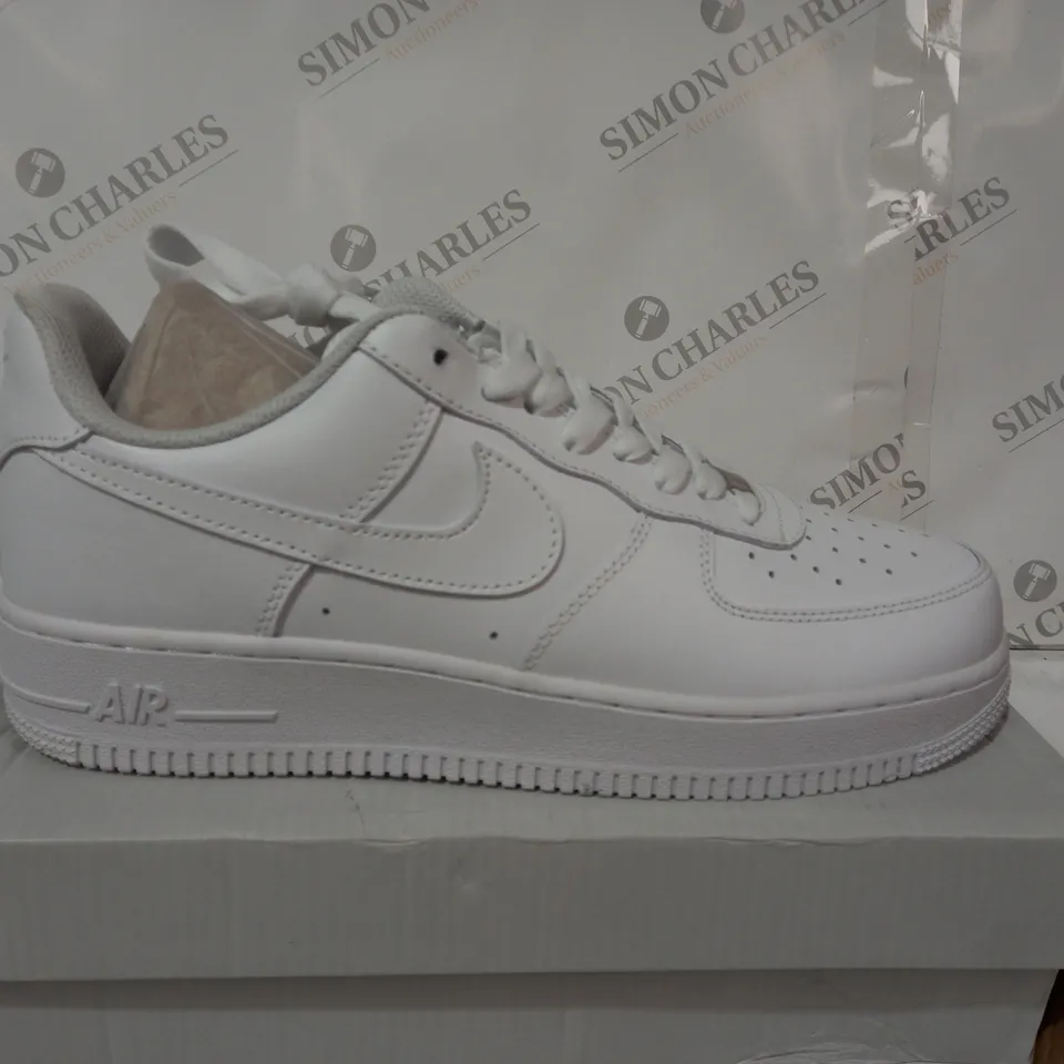 NIKE AIRFORCE 1 WHITE SIZE 9.5