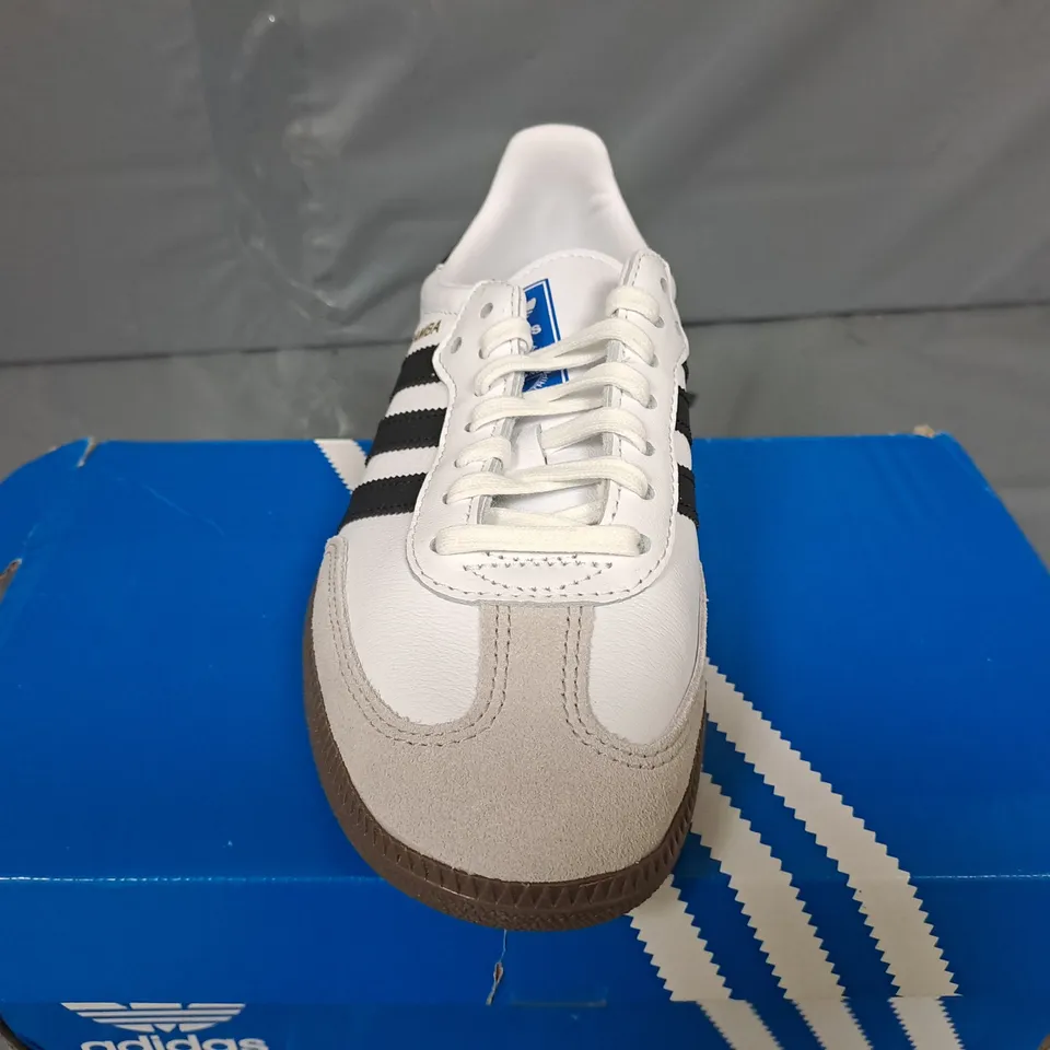 BOXED PAIR OF ADIDAS SAMBA OG JUNIOR IN WHITE/BLACK - UK 3.5