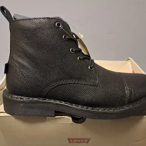 BOXED LEVIS TRACK BOOTS IN BLACK - UK 8 