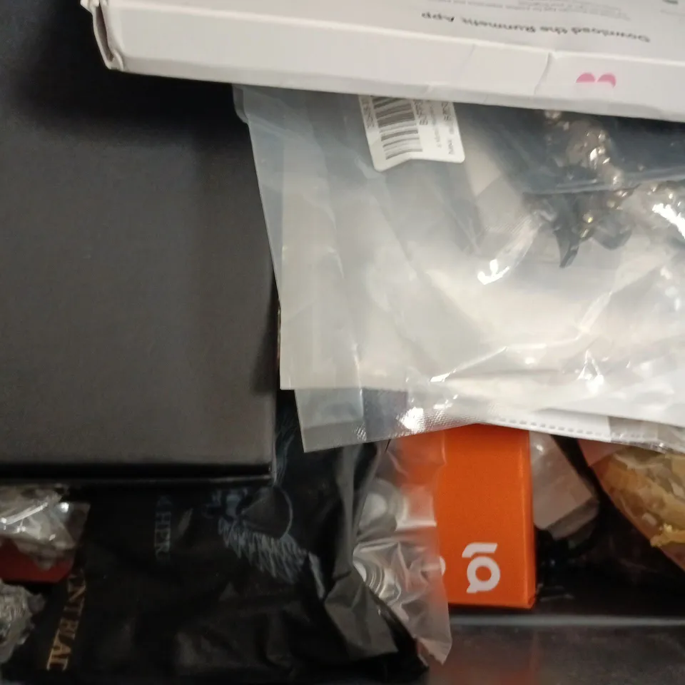 APPROXIMATELY 10 ASSORTED JEWELLERY ITEMS TO INCLUDE EARRINGS, SMART WATCH, ETC