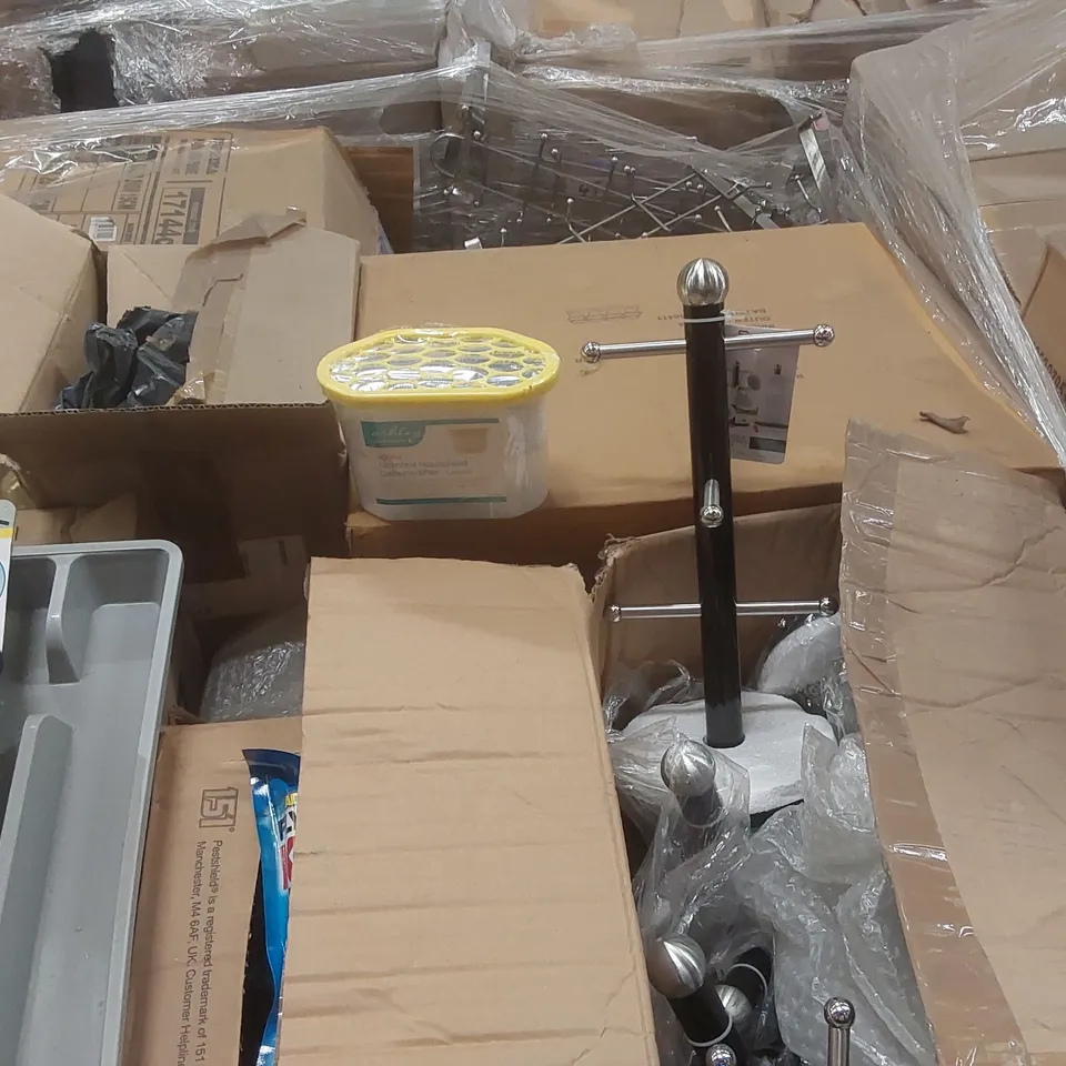 PALLET TO CONTAINING A VERY LARGE QUANTITY OF ASSORTED ITEMS INCLUDING: SCENTED DEHUMIDIFIERS, GLUEING CLAMPS, FLYING INSECT KILLERS, MUG TREES ECT