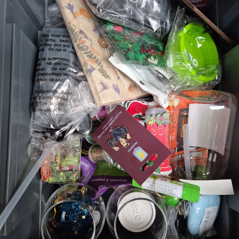 APPROXIMATELY 15 ASSORTED HOUSEHOLD ITEMS TO INCLUDE BLIND CORD, CAREER CRISIS CARDS AND A DRACUTUM LITHIUM BATTERY