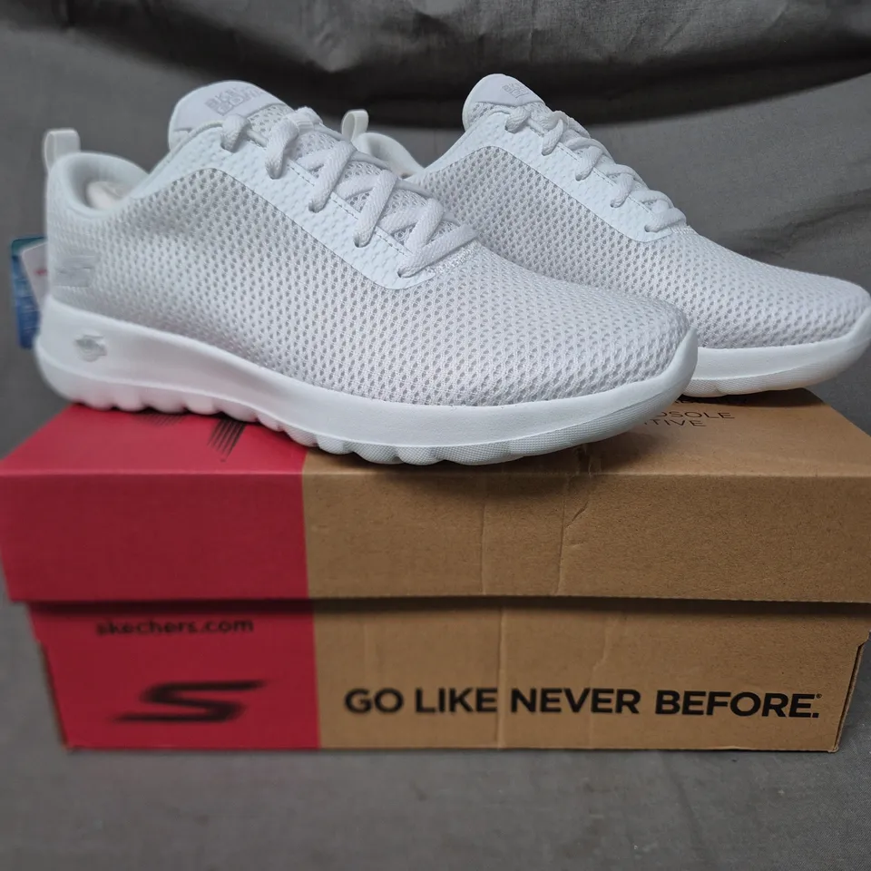 BOXED PAIR OF SKECHERS GO WALK JOY-PARADISE SHOES IN WHITE UK SIZE 5