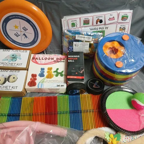 LOT OF APPROXIMATELY 30 ASSORTED TOYS AND GAMES TO INCLUDE CROCHET KITS, BOXING GLOVES AND ART SUPPLIES