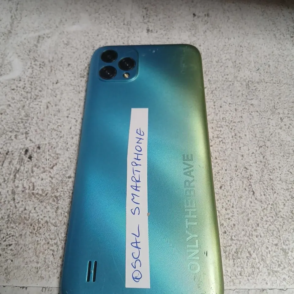 OSCAL SMARTPHONE WITH GRADIENT BLUE/GREEN BACK – TRIPLE-CAMERA MODULE (CRACKED SCREEN)