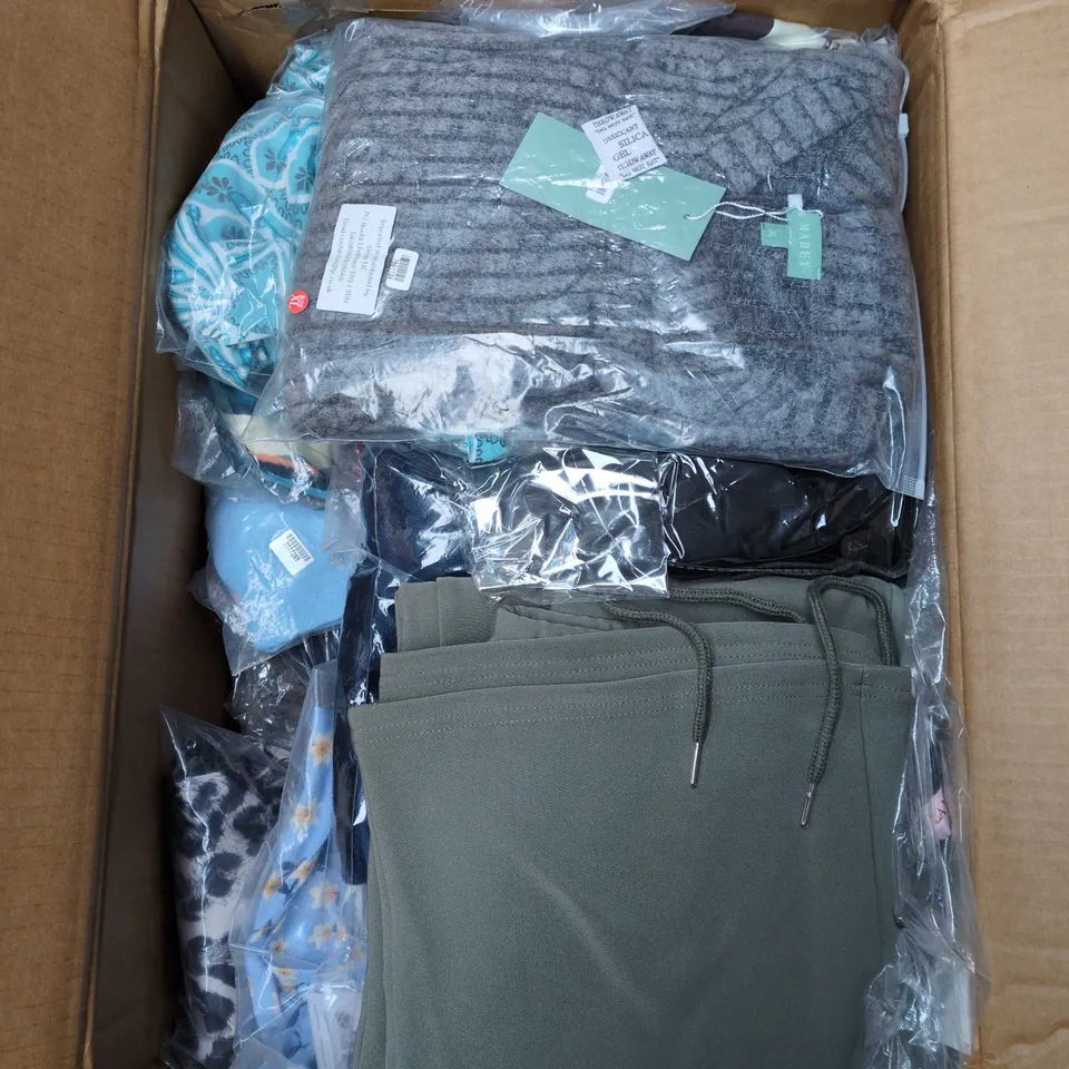 BOX OF APPROXIMATELY 10 ASSORTED CLOTHING ITEMS IN VARIOUS COLOURS, STYLES AND SIZES 