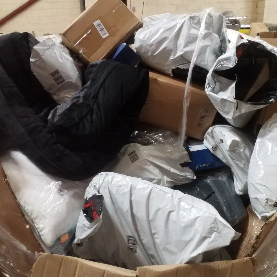 PALLET CONTAINING ASSORTED PILLOWS & CUSHIONS