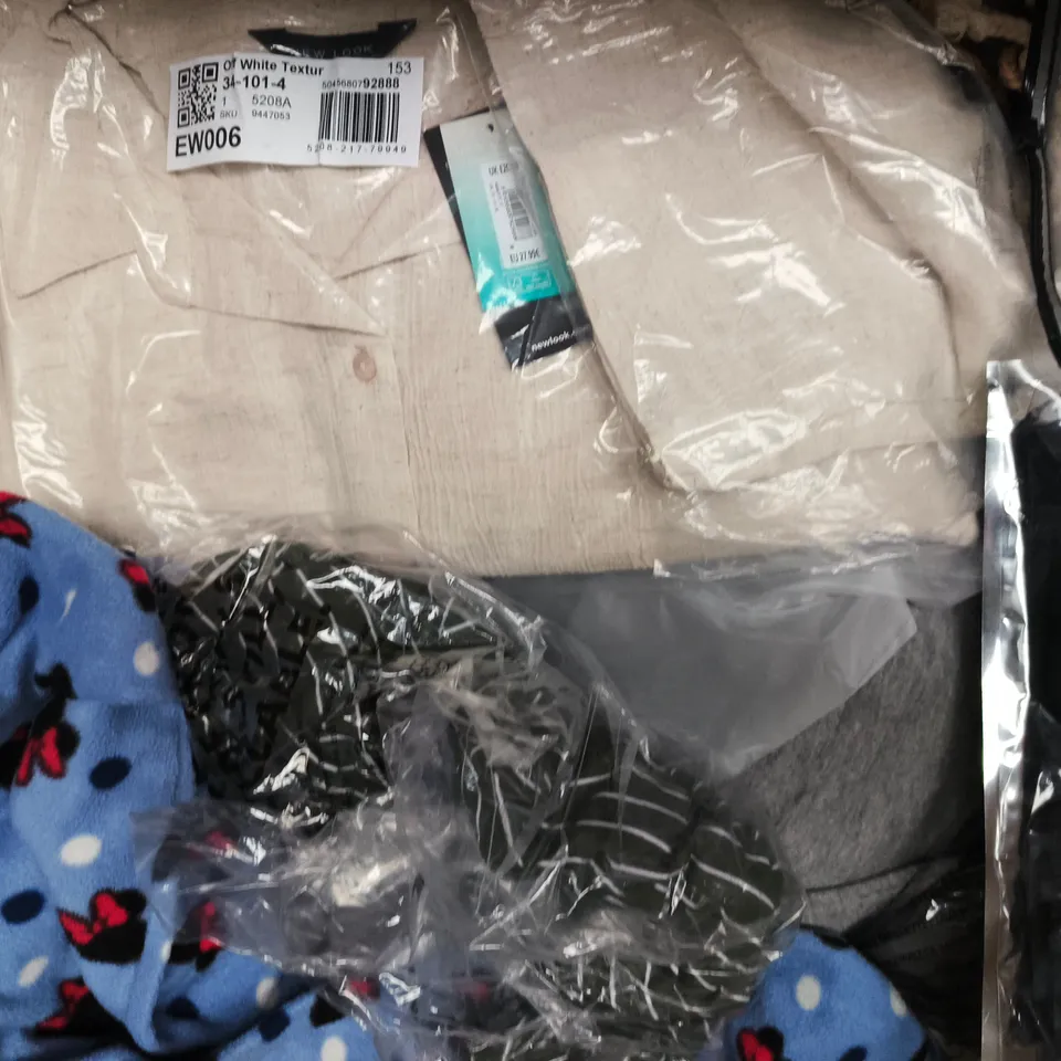 BOX OF APPROXIMATELY 20 ASSORTED CLOTHING AND FASHION PRODUCTS IN VARIOUS STYLES AND SIZES - COLLECTION ONLY