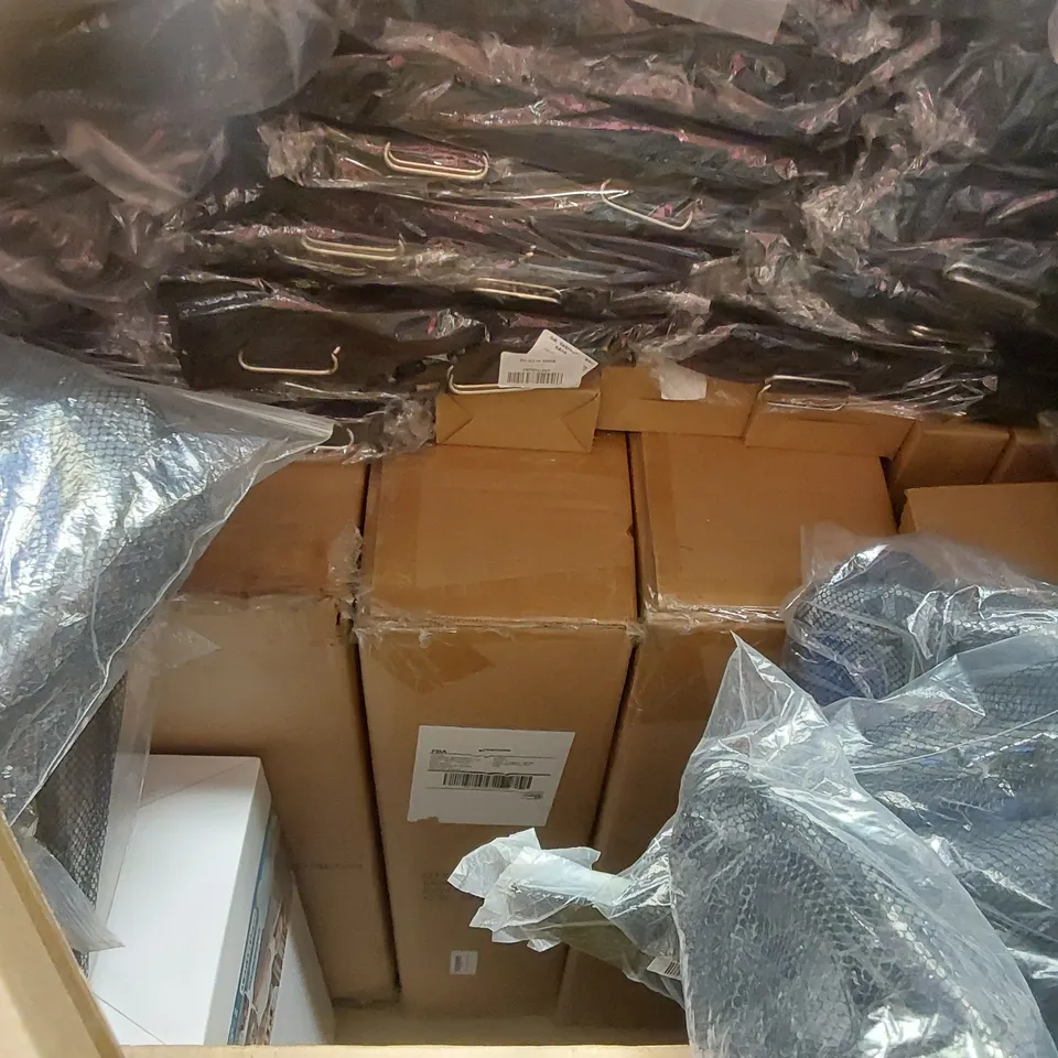 PALLET CONTAINING A VERY LARGE QUANTITY OF ADULT SNORKELING FLIPPERS, ONDEKT COOLING PILLOWS AND OTHER ASSORTED ITEMS 