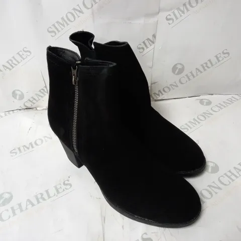 BOXED PAIR OF SKECHERS TAXI ZIPPER BOOTIES UK SIZE 4.5