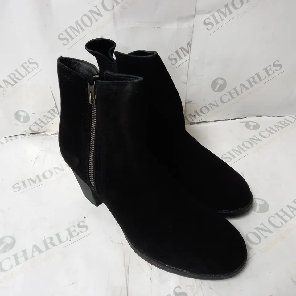 BOXED PAIR OF SKECHERS TAXI ZIPPER BOOTIES UK SIZE 4.5