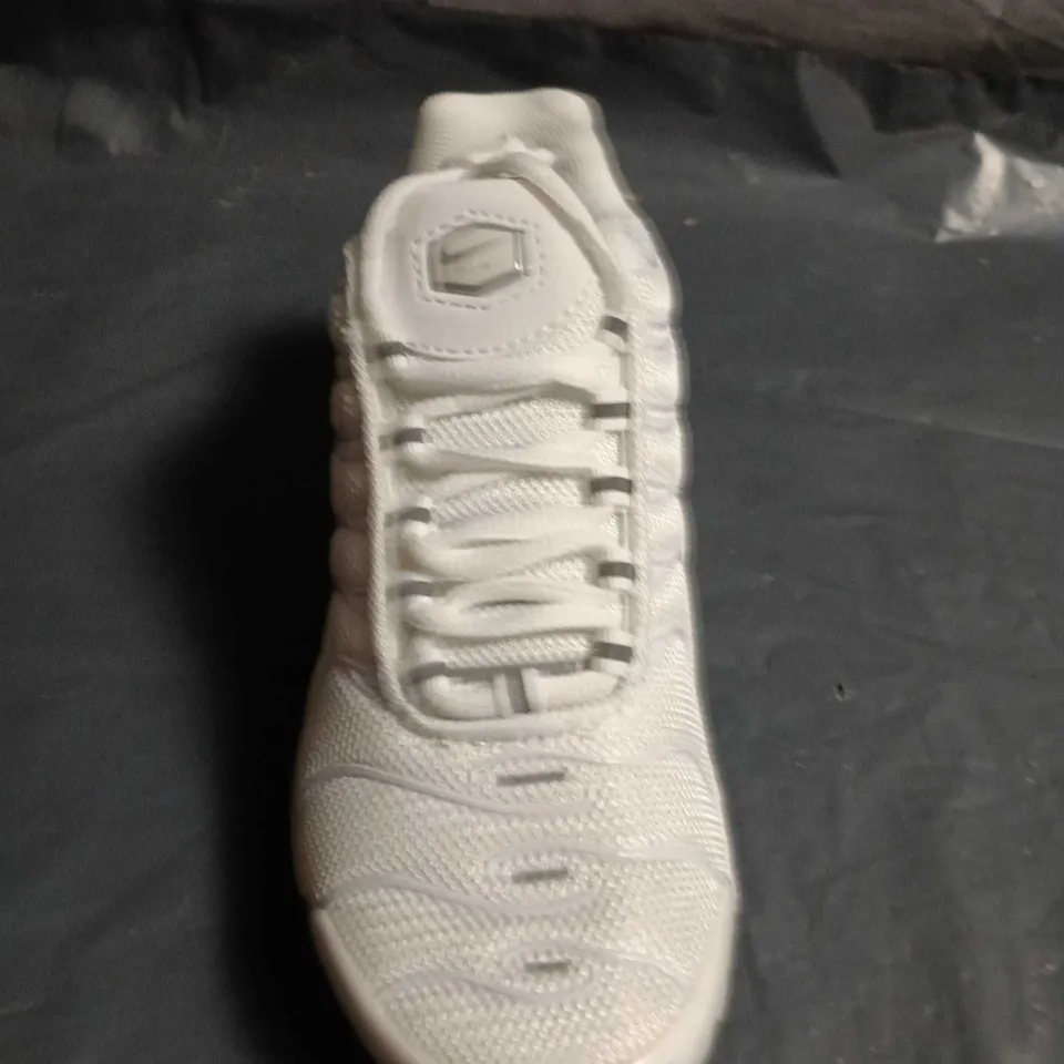 UNBOXED PAIR OF NIKE TN AIR TRAINERS - UK SIZE 4.5 