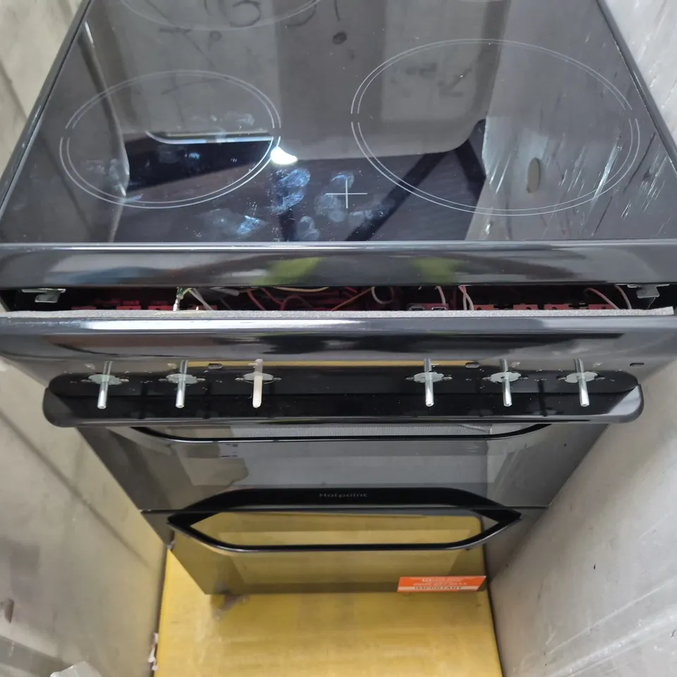HOTPOINT FREESTANDING ELECTRIC COOKER WITH CERAMIC HOB – BLACK VISIBLE DAMAGE