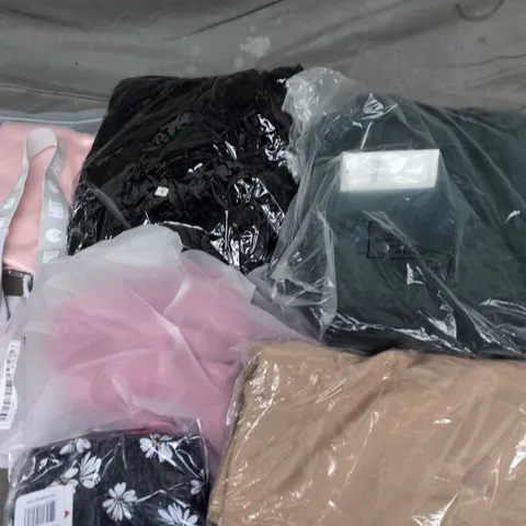 APPROXIMATELY 35 ASSORTED CLOTHING ITEMS IN VARIOUS SIZES, STYLES & COLOURS TO INCLUDE BRANDS SUCH AS M&S, LYCRA, HIIT, ETC - COLLECTION ONLY