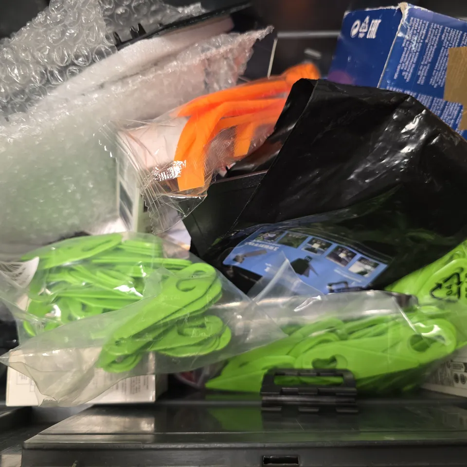 APPROXIMATELY 8 ASSORTED ITEMS TO INCLUDE - VACUUM SUCTION PHONE HOLDER , CAR SCRATCH REMOVAL ETC