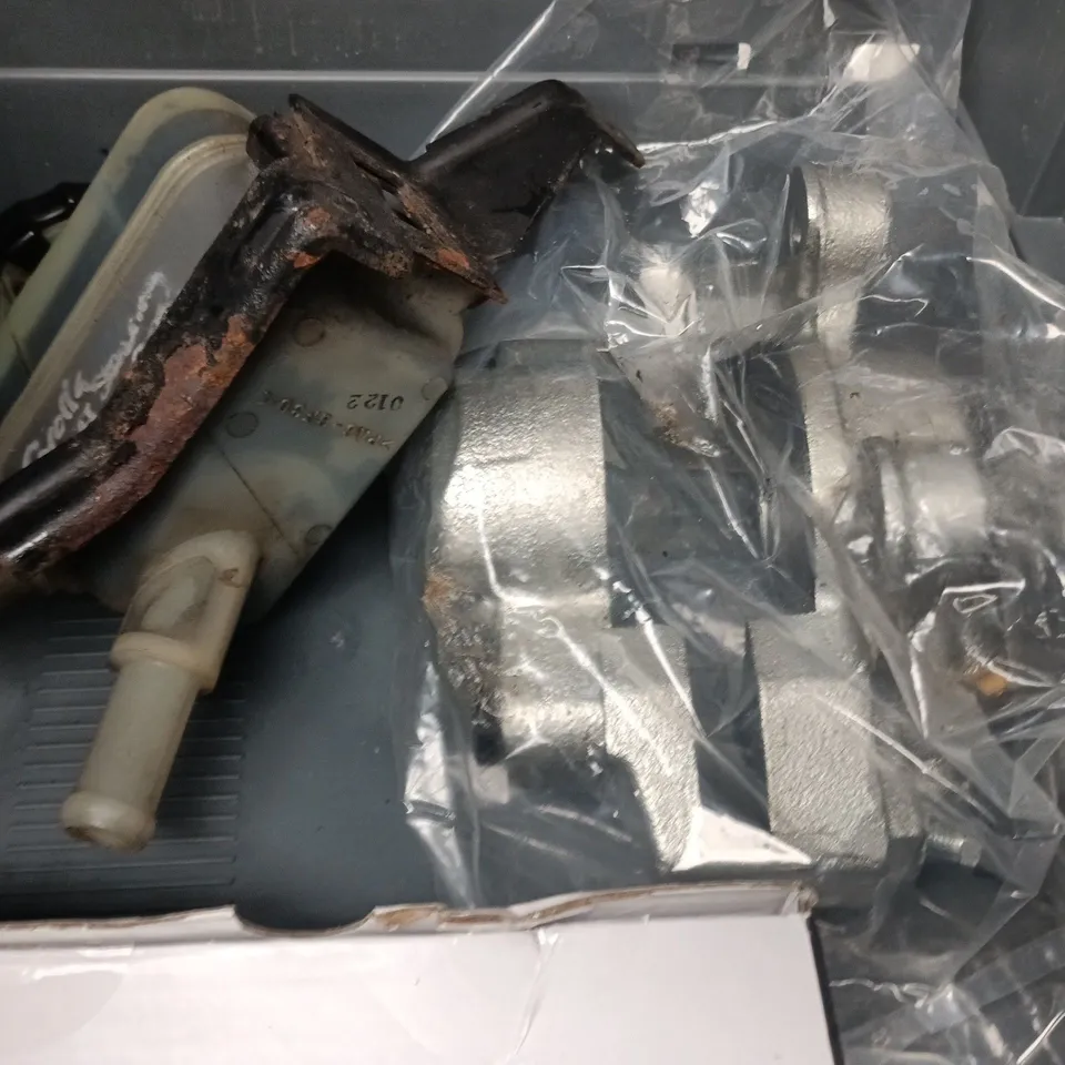 APPROXIMATELY 5 ASSORTED VEHICLE ITEMS TO INCLUDE SHOCK ABSORBER, ETC