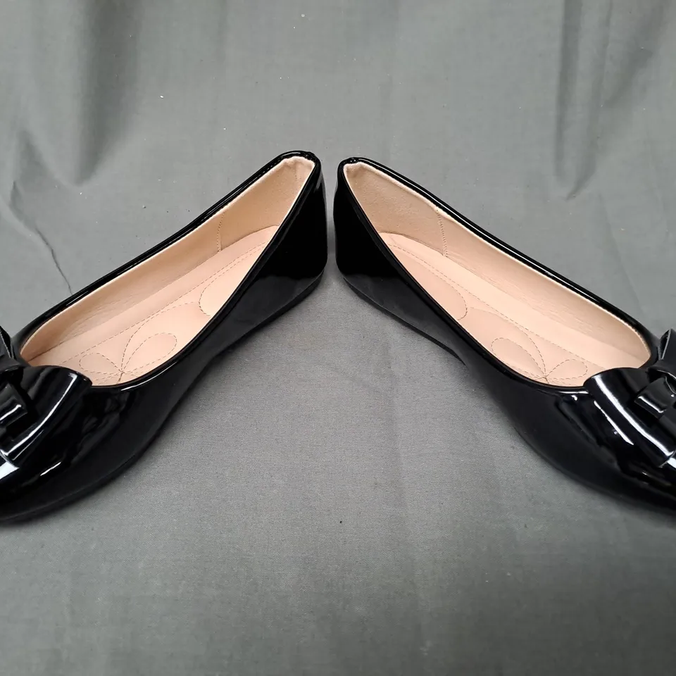 BOXED PAIR OF DESIGNER FLAT SLIP-ON SHOES IN BLACK W. BOW DETAIL EU SIZE 36