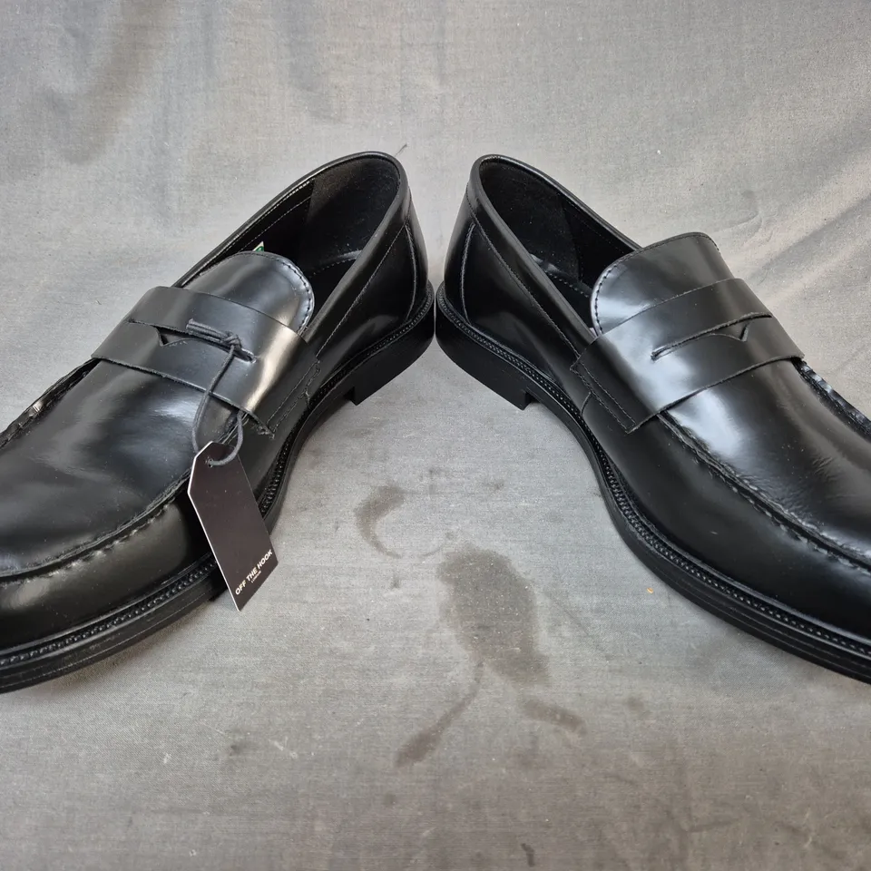 BOXED PAIR OF OFF THE HOOK LOAFERS IN BLACK UK SIZE 12